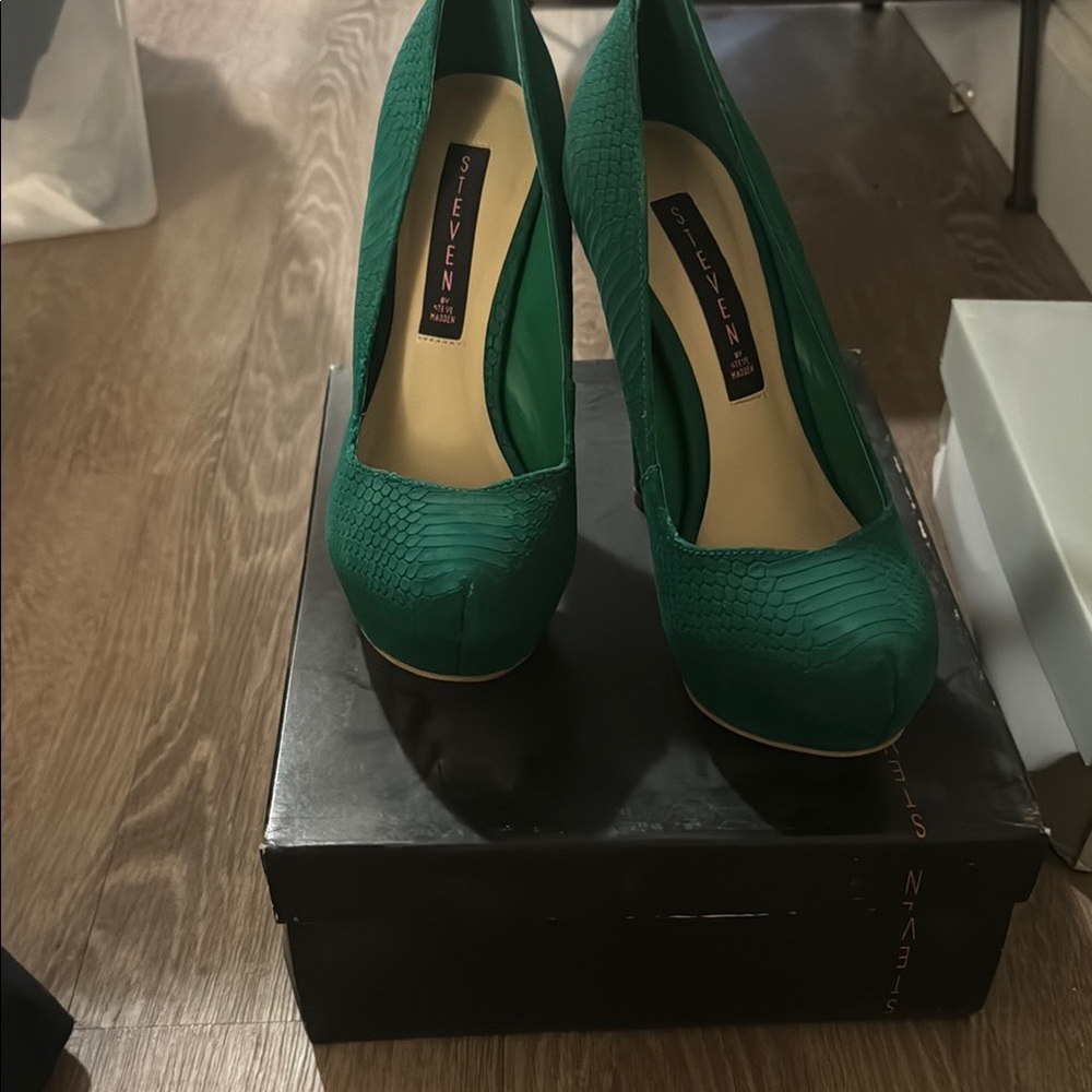 Seven7 Green Women's Pumps